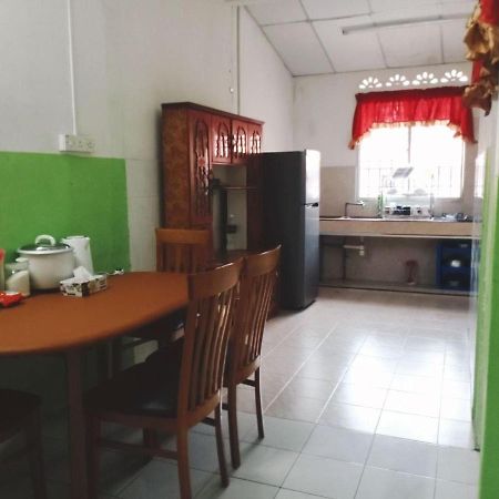 Homestay Ummi Razzin Kuala Kangsar Exterior foto